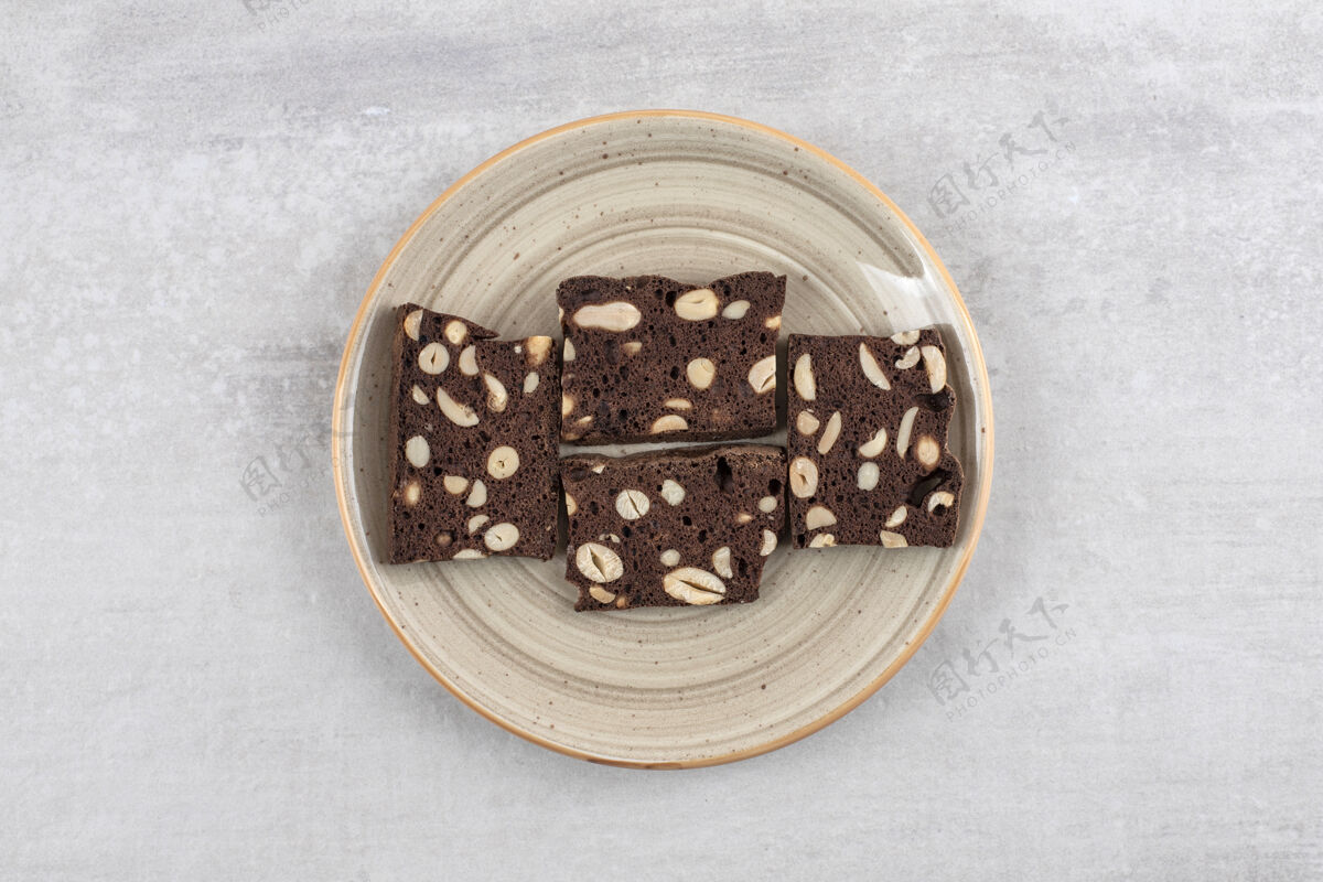 自制自制巧克力布朗尼放在盘子里 放在大理石桌上卡路里零食甜点