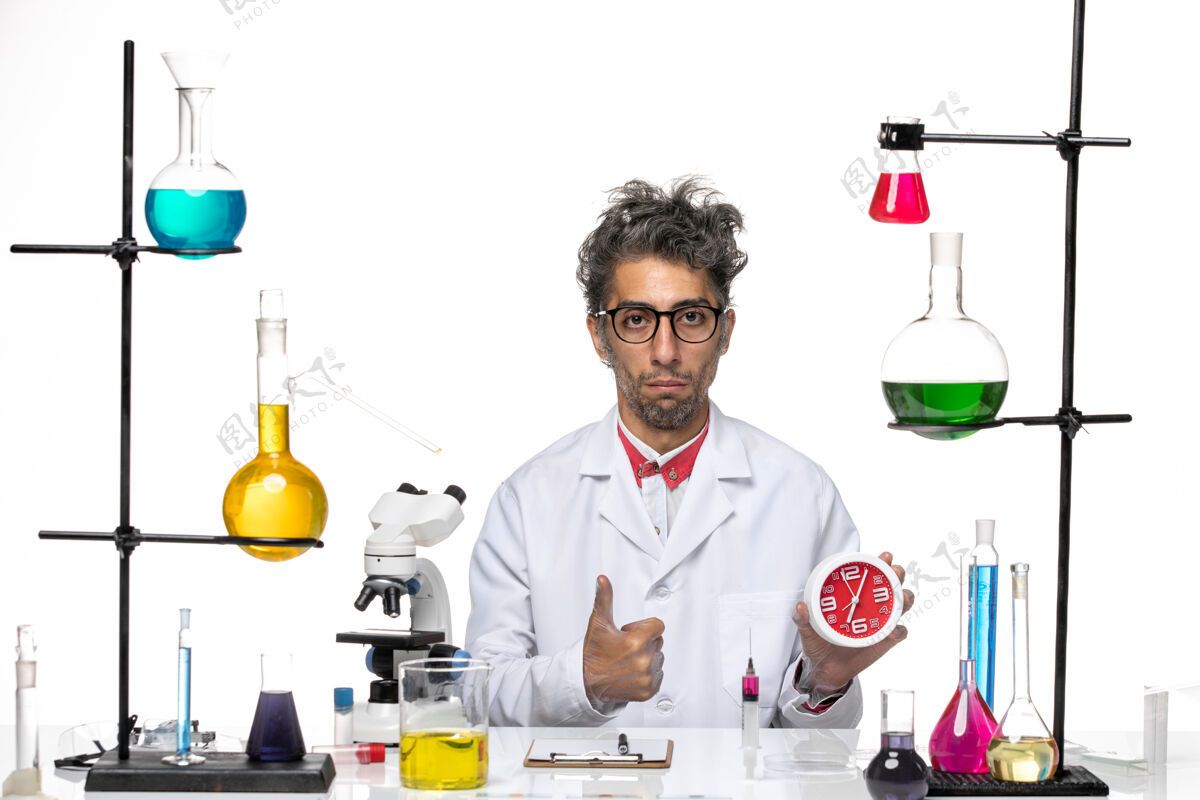 病毒前视图身穿医疗服的男科学家拿着浅白色背景上的时钟化学健康冠状病毒-实验室病毒实验室人专业