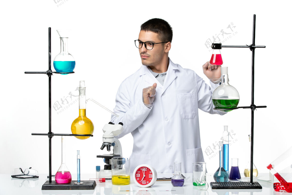 医学前视图穿着白色医疗服的男性化学家正在处理一种白色背景的科学冠状病毒-实验室大流行病毒套装诊所正面