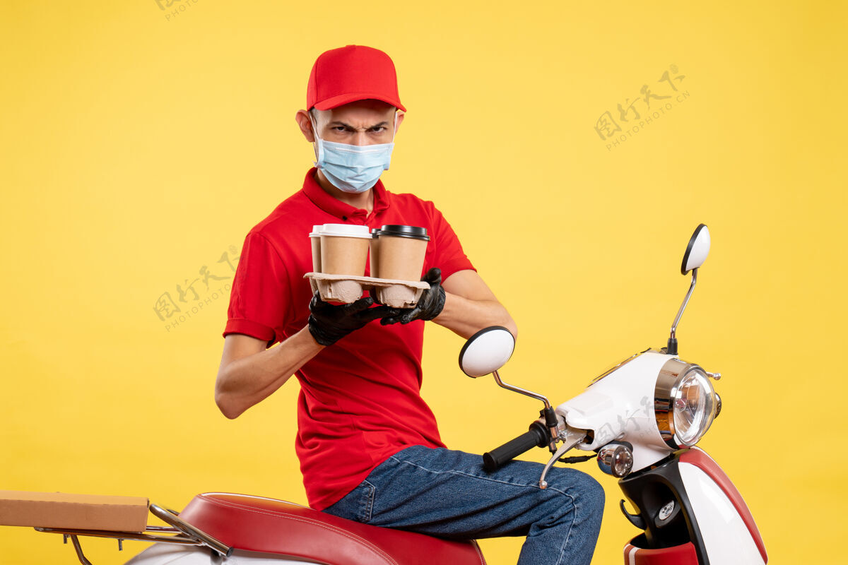 咖啡正面图男性快递员穿着制服 戴着咖啡面罩上黄色的食品服务工作服-病毒色大流行颜色病毒制服