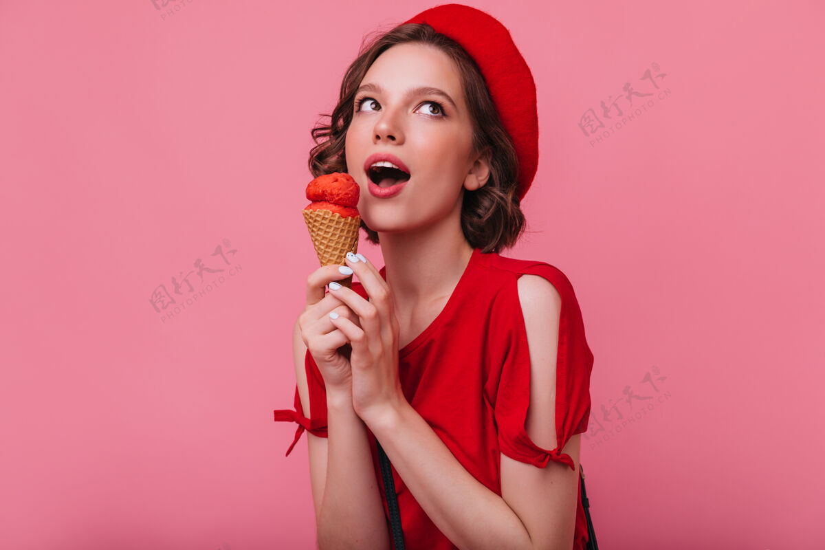 搞笑身着红色t恤的快乐黑发女孩与冰淇淋合影身着贝雷帽的迷人女士吃甜点的室内照片理发法国配饰