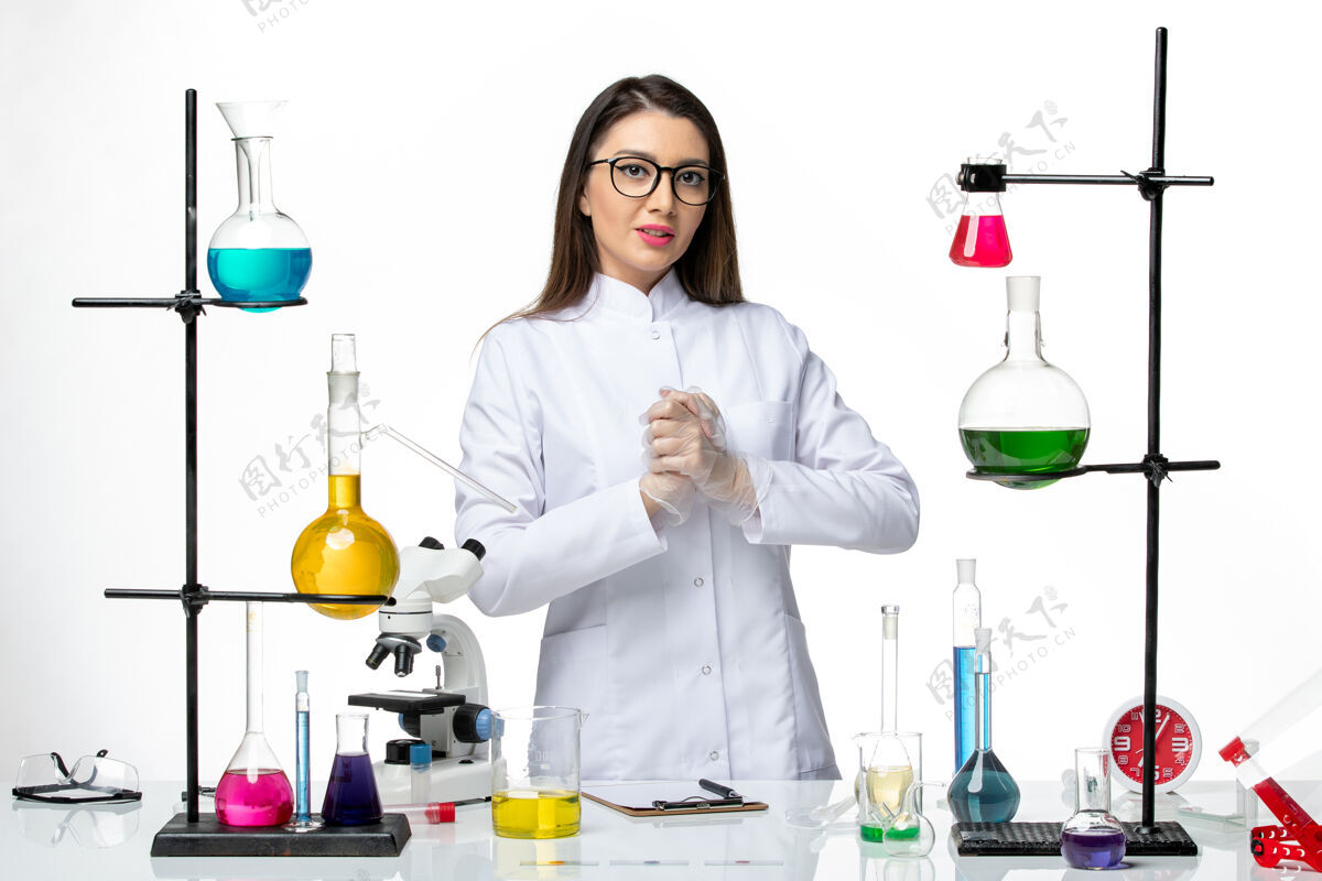 正面前视图穿着医疗服的女化学家在白色办公桌上工作 实验室病毒冠状病毒-大流行科学药品办公桌烧杯