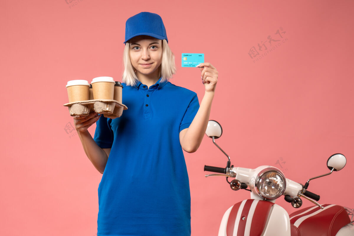 职业正面图女快递员带着银行卡和咖啡送上粉色工作服送制服工作色女快递工作工作