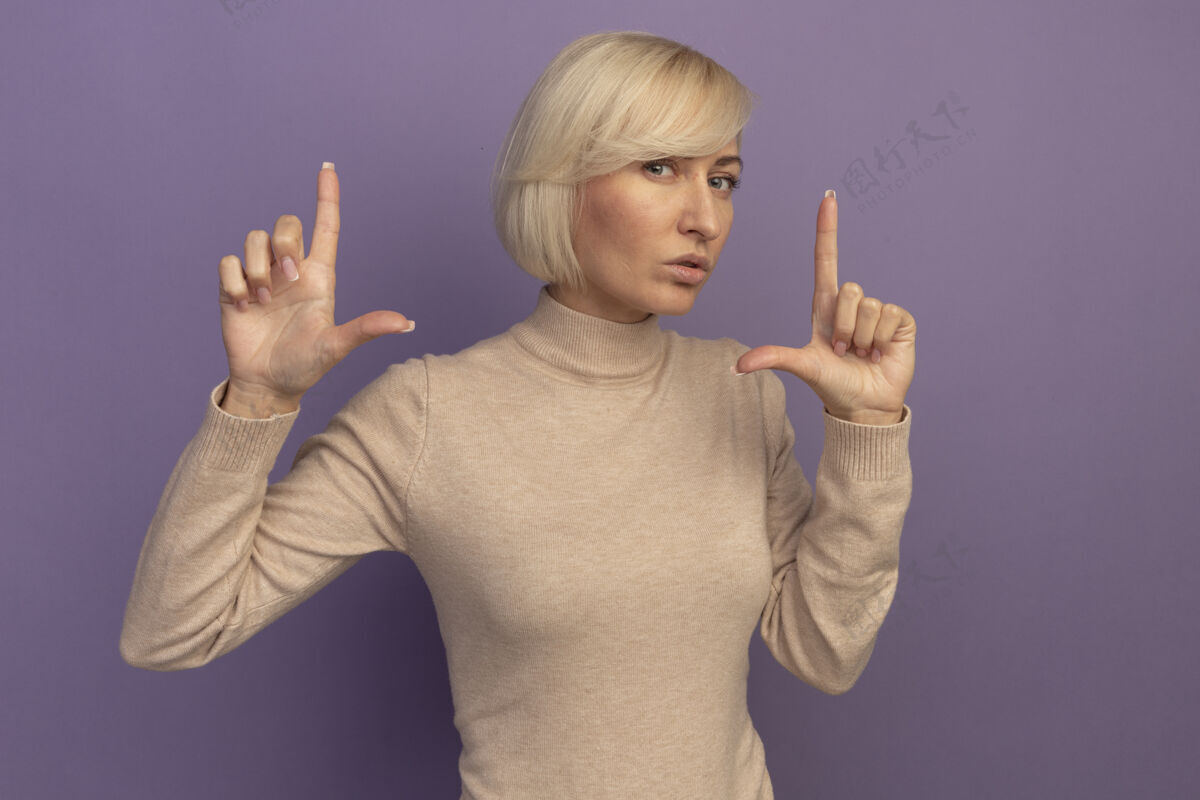 尖自信的金发斯拉夫女人用两只手指着紫色金发手姿势