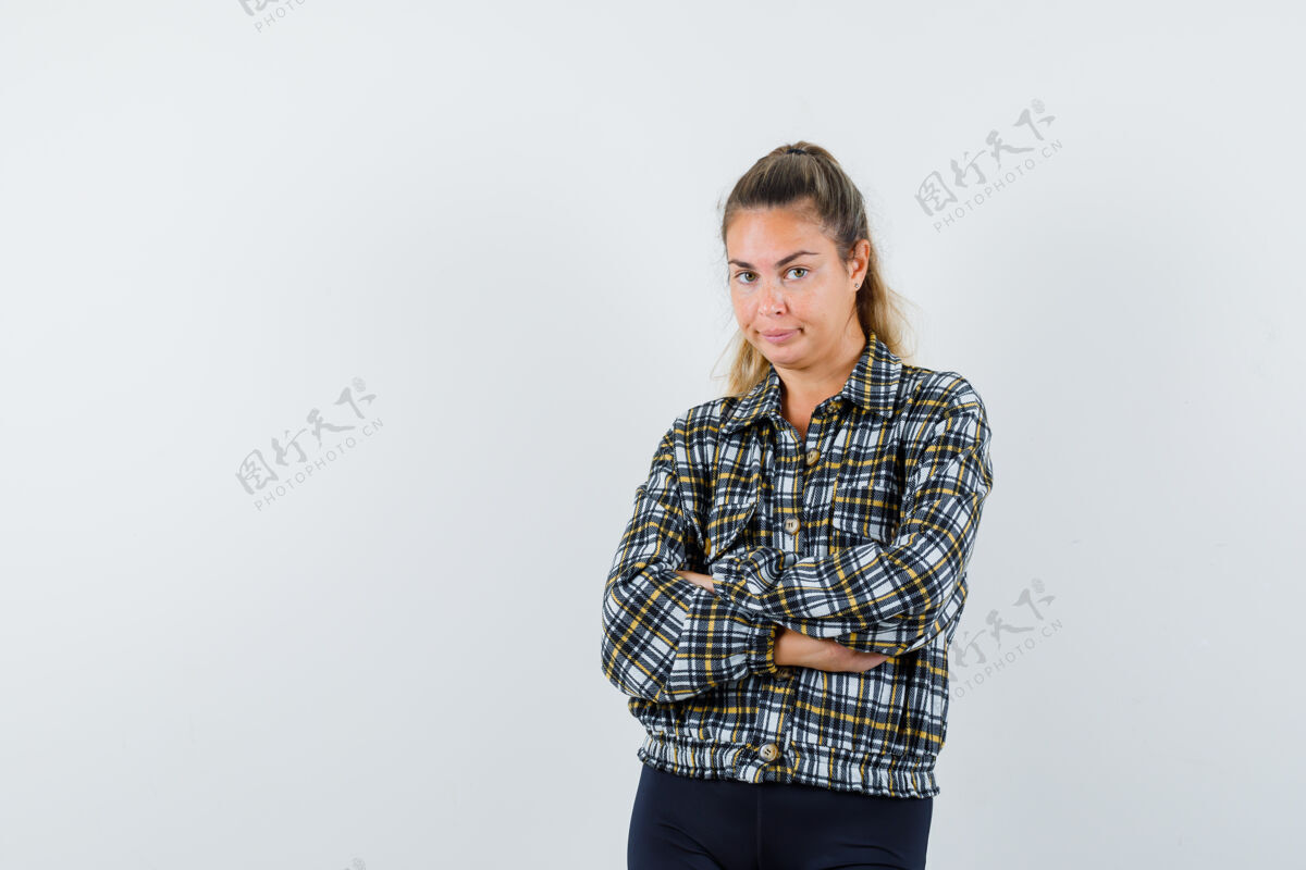 衬衫年轻女士交叉双臂站在衬衫 短裤和看起来自信前视图女性黑发视图