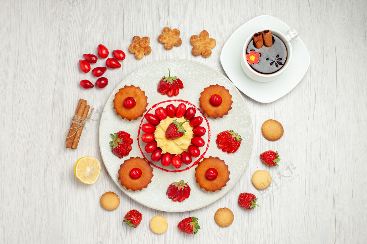 食物俯瞰白色地板上盘子里的水果蛋糕甜点餐盘水果
