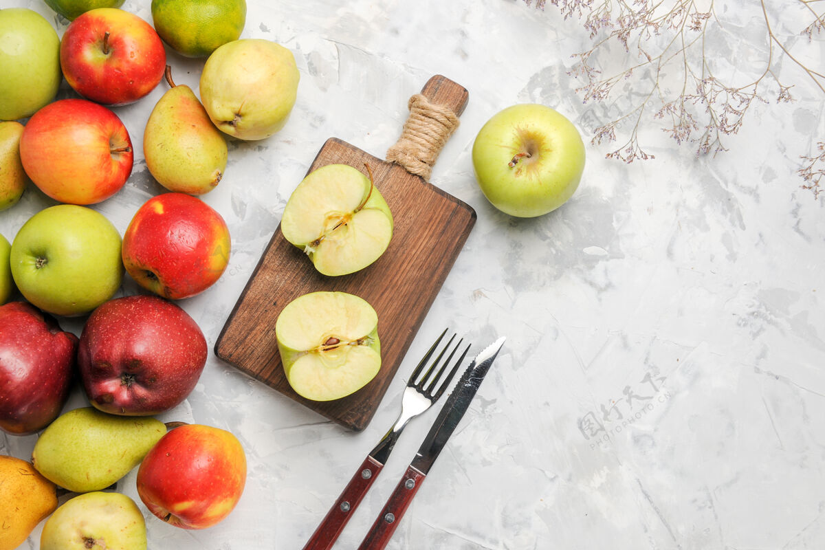 新鲜顶视图绿色苹果和其他水果在浅白色的背景柑橘可食用的水果健康