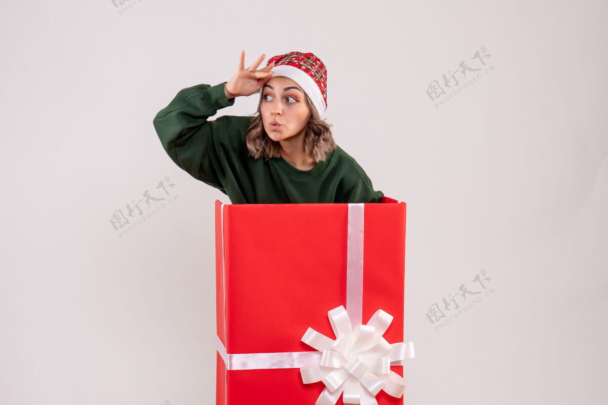 生日正面图红色礼品盒内的年轻女性庆祝圣诞节节日