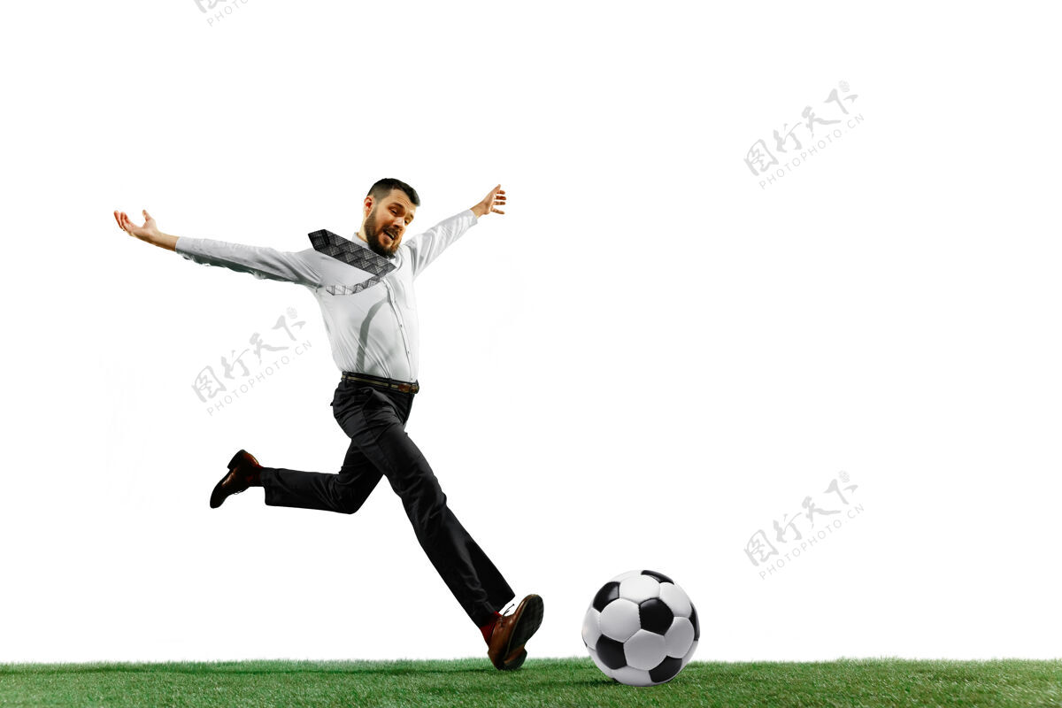 球一个年轻的商人在白色背景下踢足球的全长镜头体育专业男性