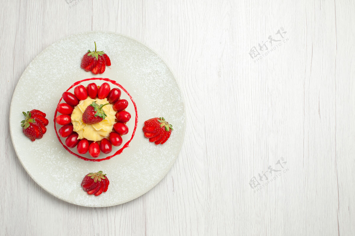 美味白色桌面上有美味的水果蛋糕食物鲜花水果