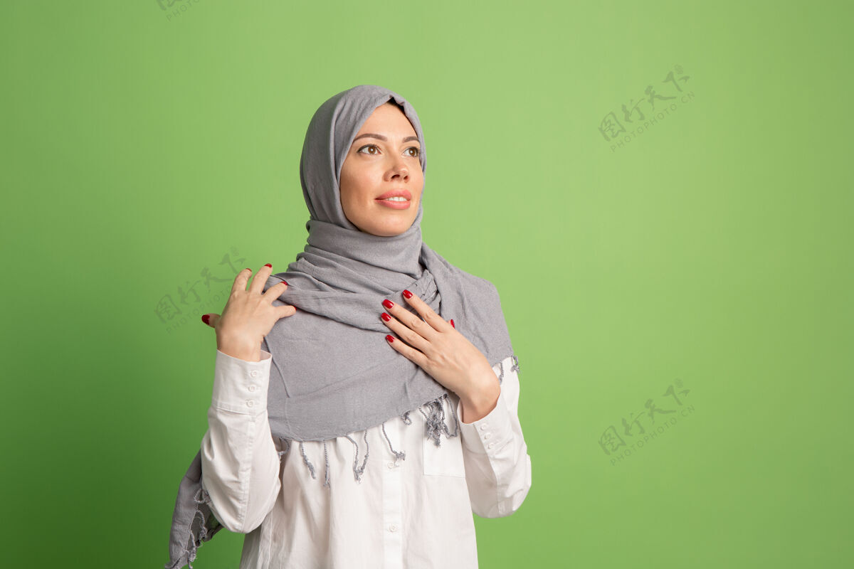 女性戴着头巾的快乐阿拉伯女人微笑女孩的肖像 在工作室背景中摆姿势穆斯林年轻人围巾