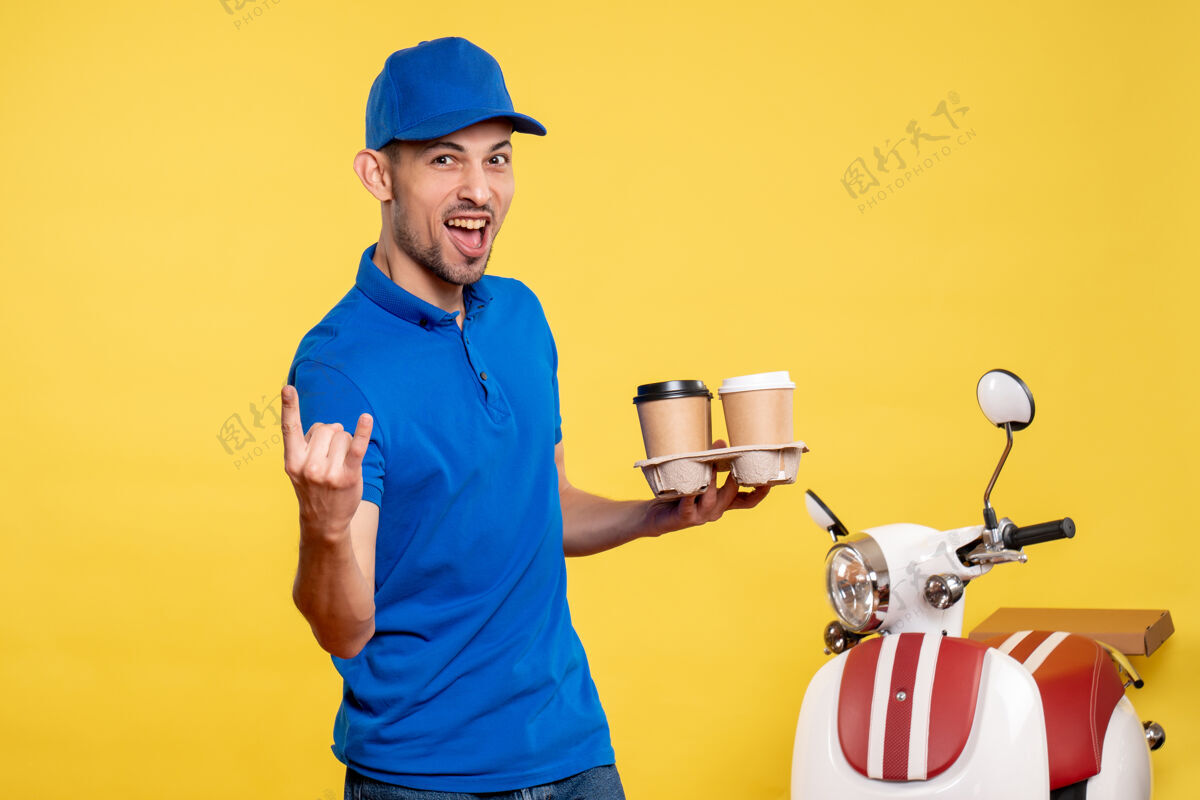 比赛正面图：男快递员拿着送咖啡的黄色工服自行车工服前面情绪服务