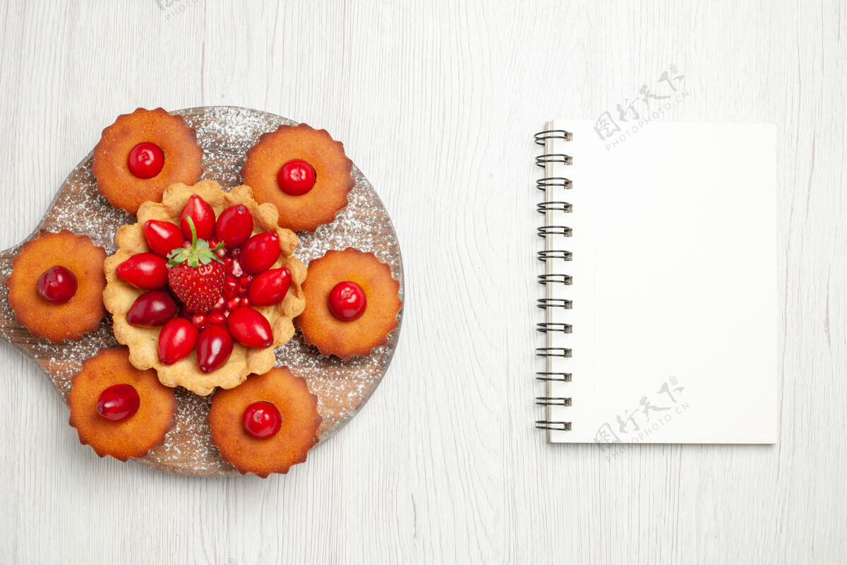 健康白色桌面上有美味的奶油蛋糕和水果水果新鲜饼干