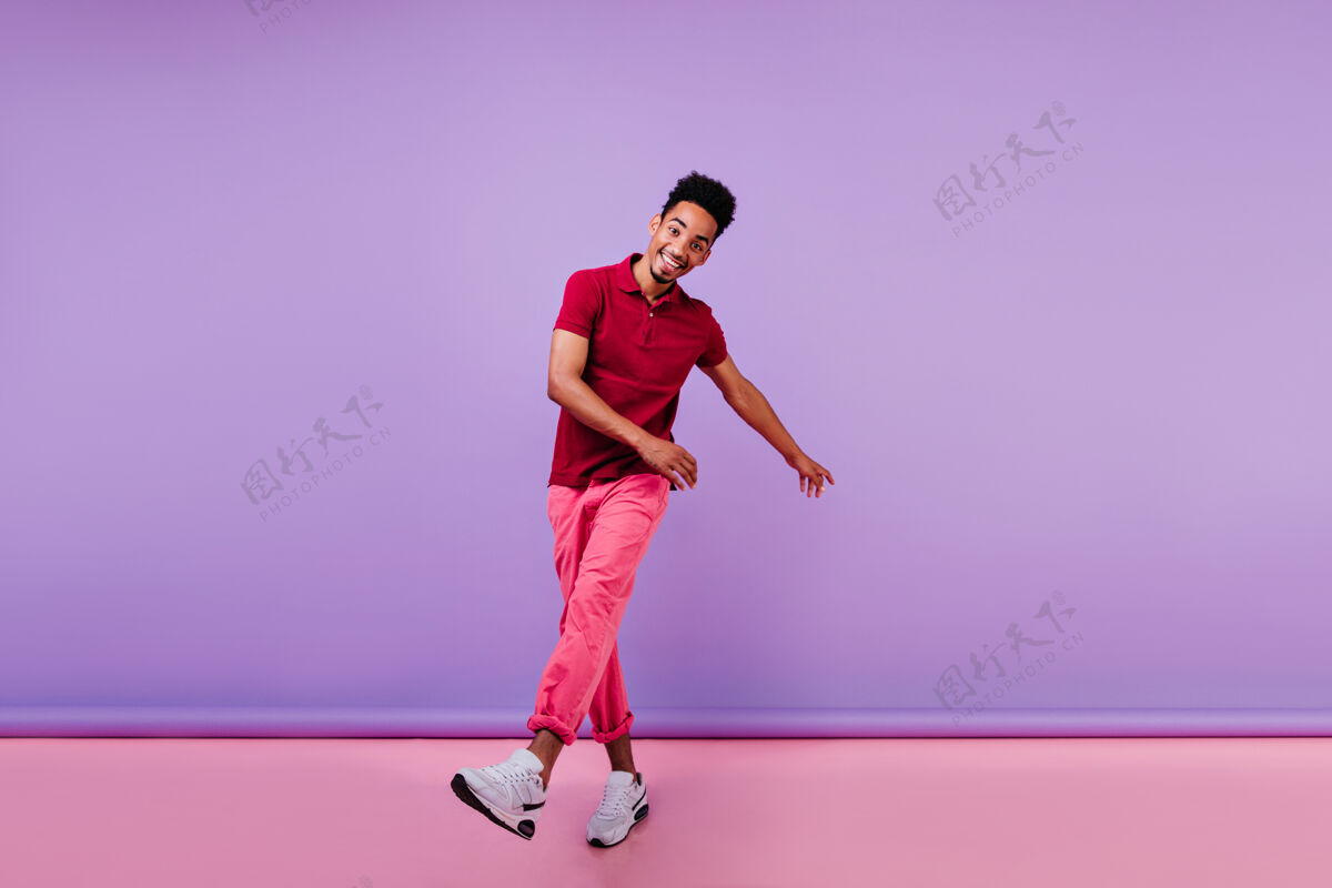 娱乐快乐的运动男 穿着粉红色的裤子 表达快乐情绪化的黑人青年跳舞非裔美国人年轻放松