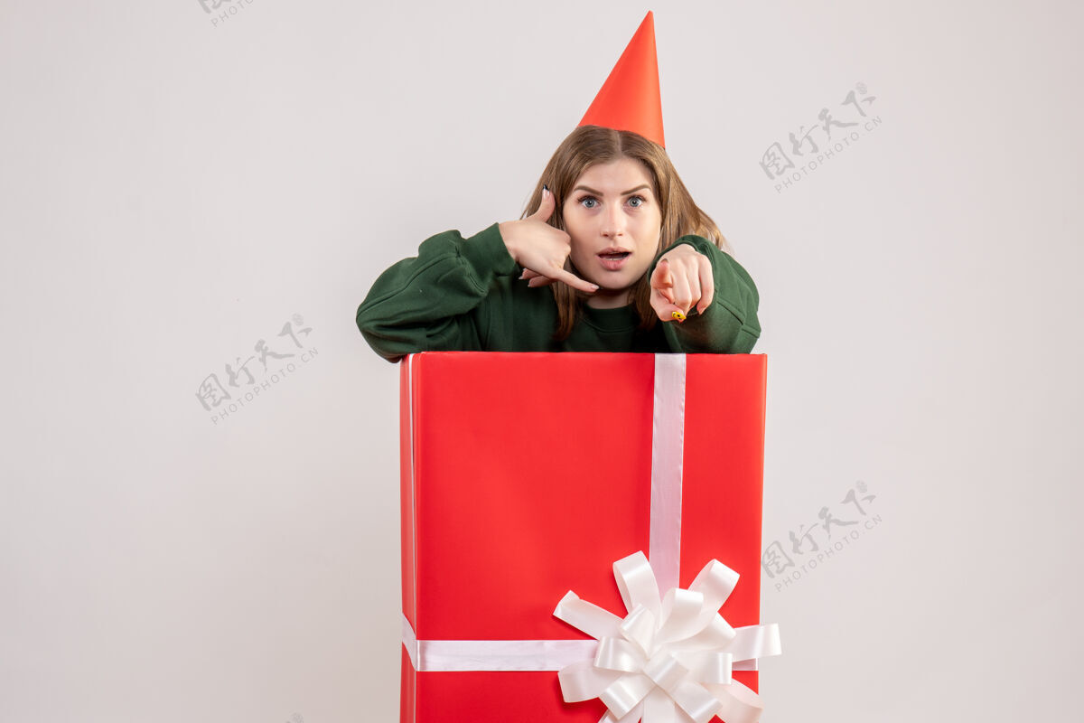 圣诞节正面图红色礼品盒内的年轻女性盒子纸年