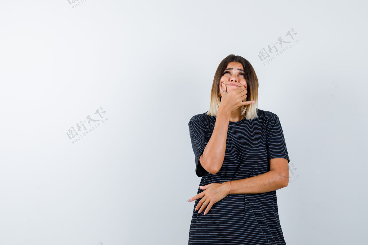 成人年轻的女性穿着马球服站在思考的姿势 看上去犹豫不决 前视头发水疗时尚
