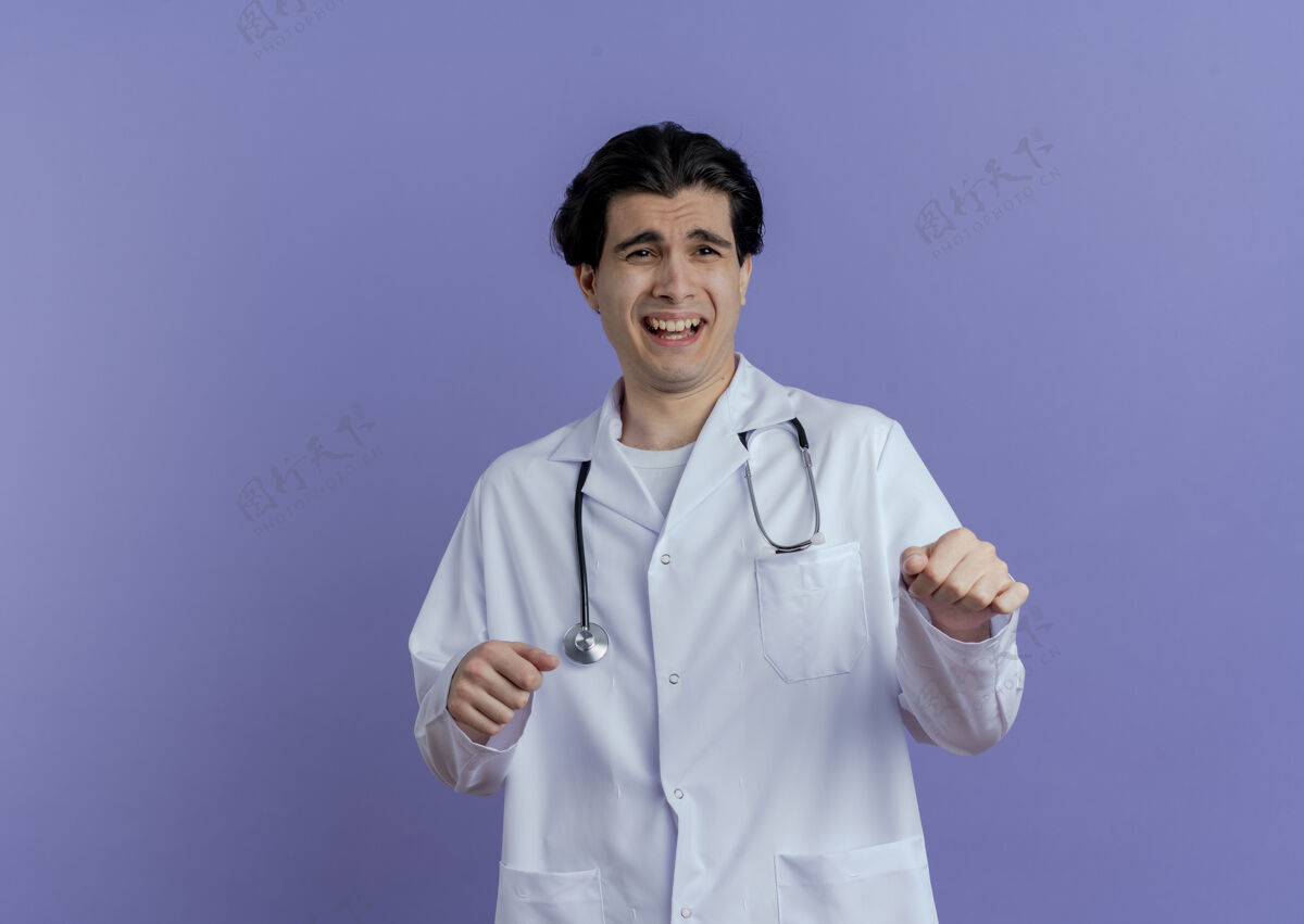成人印象深刻的年轻男医生穿着医用长袍和听诊器一边看着一边保持双手在空气中隔离男性男人年轻
