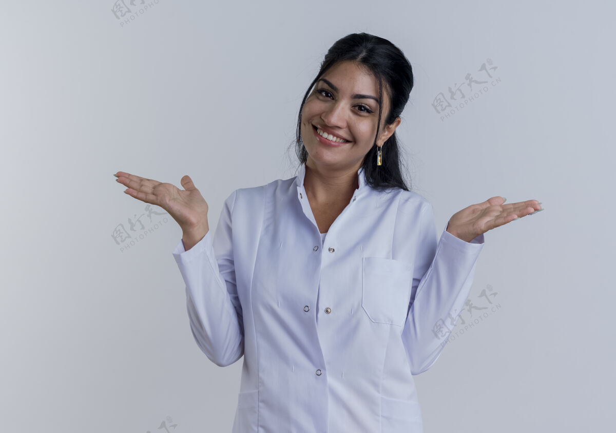 成年人面带微笑的年轻女医生穿着医用长袍 两手空空的样子女人穿手