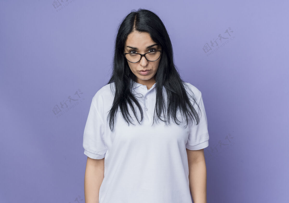 年轻自信的年轻黑发白人女孩戴着眼镜 在紫色的墙上显得孤立无援女人眼镜黑发