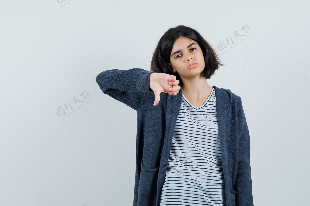 夹克小女孩在t恤衫 夹克衫上露拇指 看起来很不满意和平时尚漂亮