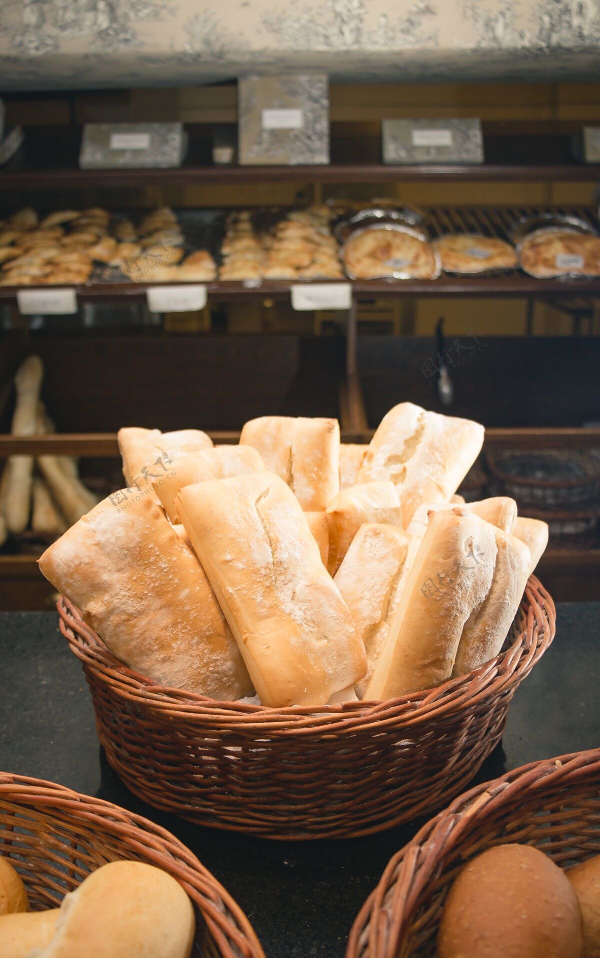 种子在商店的篮子里垂直拍摄面包片谷物市场小麦