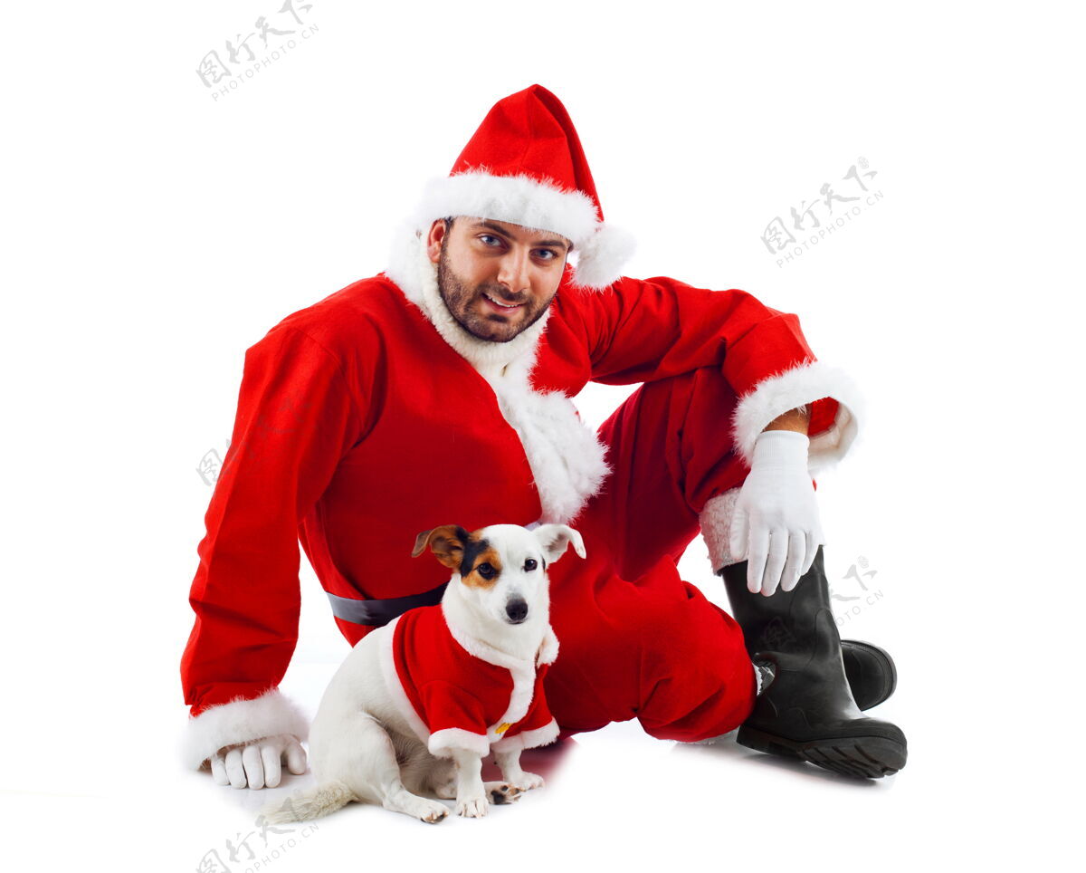服装圣诞老人和他的小狗在白墙上狗窝圣诞老人伪装