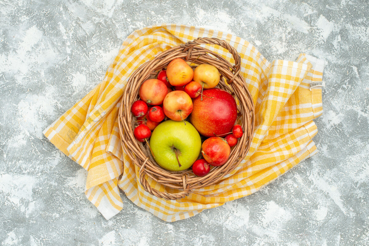 新鲜顶视图水果组成李子和苹果的白色空间可食用的水果吃苹果苹果