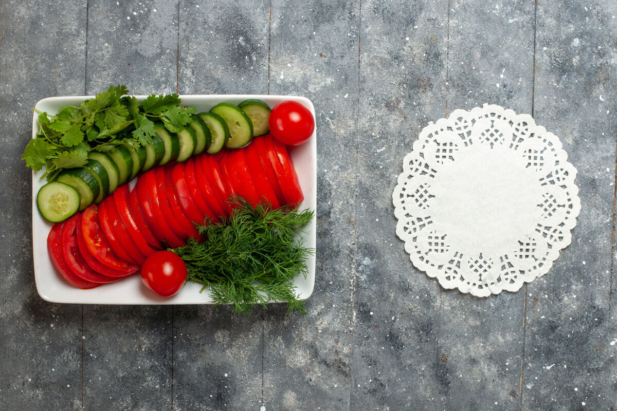 西红柿顶视图新鲜的西红柿切片优雅的设计在灰色空间沙拉食品蔬菜优雅
