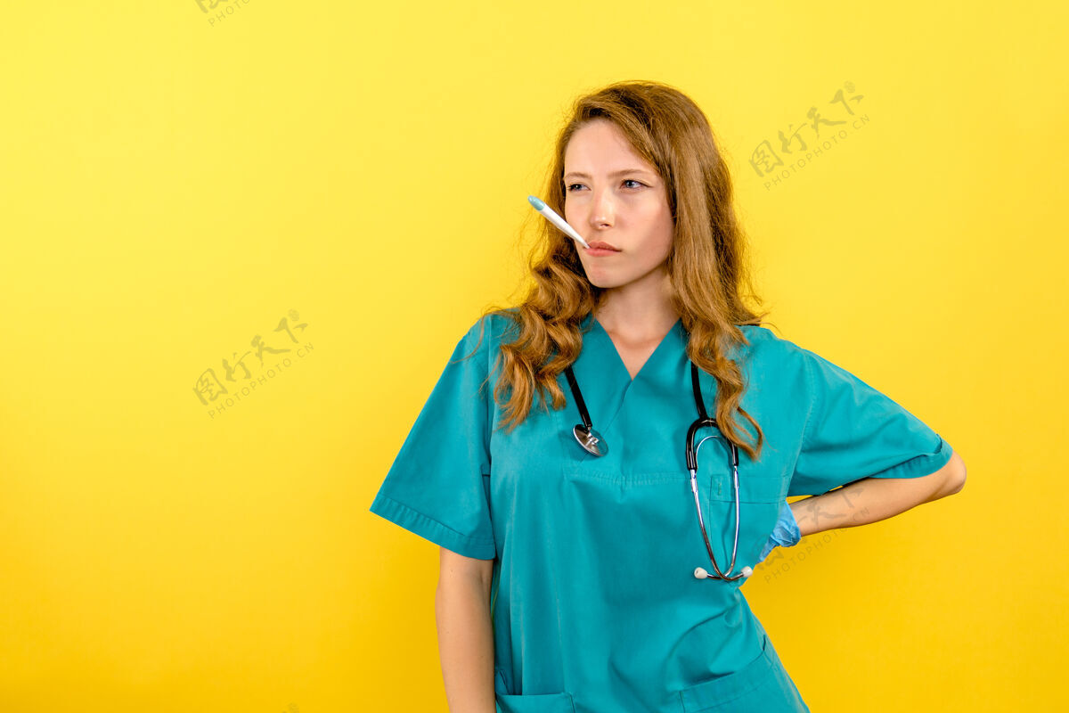女医生黄墙上女医生测温正面图医疗器械医学体温