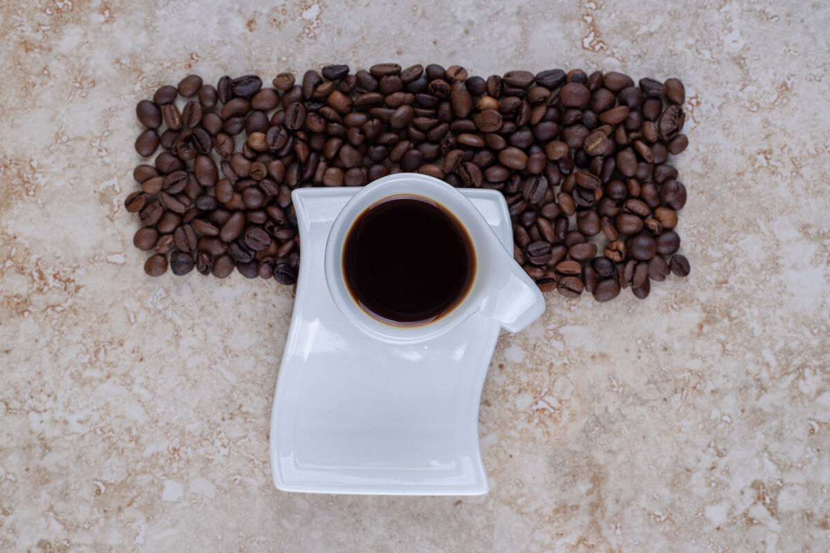 芳香一杯黑咖啡和一堆干净的咖啡豆整洁咖啡