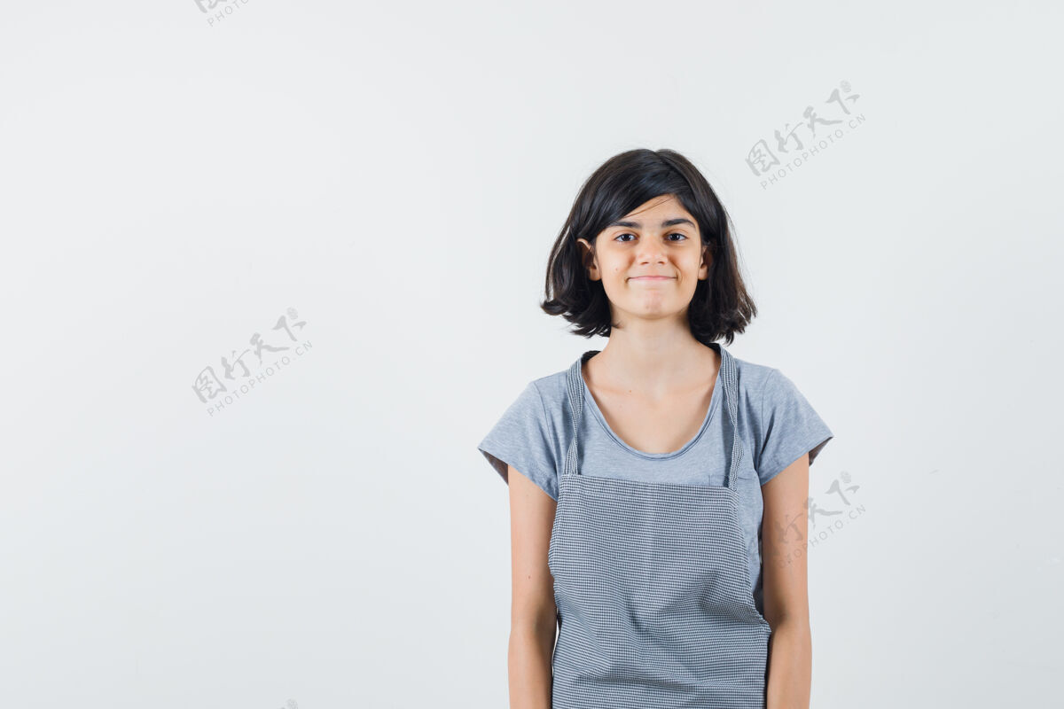 年轻人小女孩穿着t恤 围裙看着摄像机 看上去很开心 正对着镜头女性相机T恤