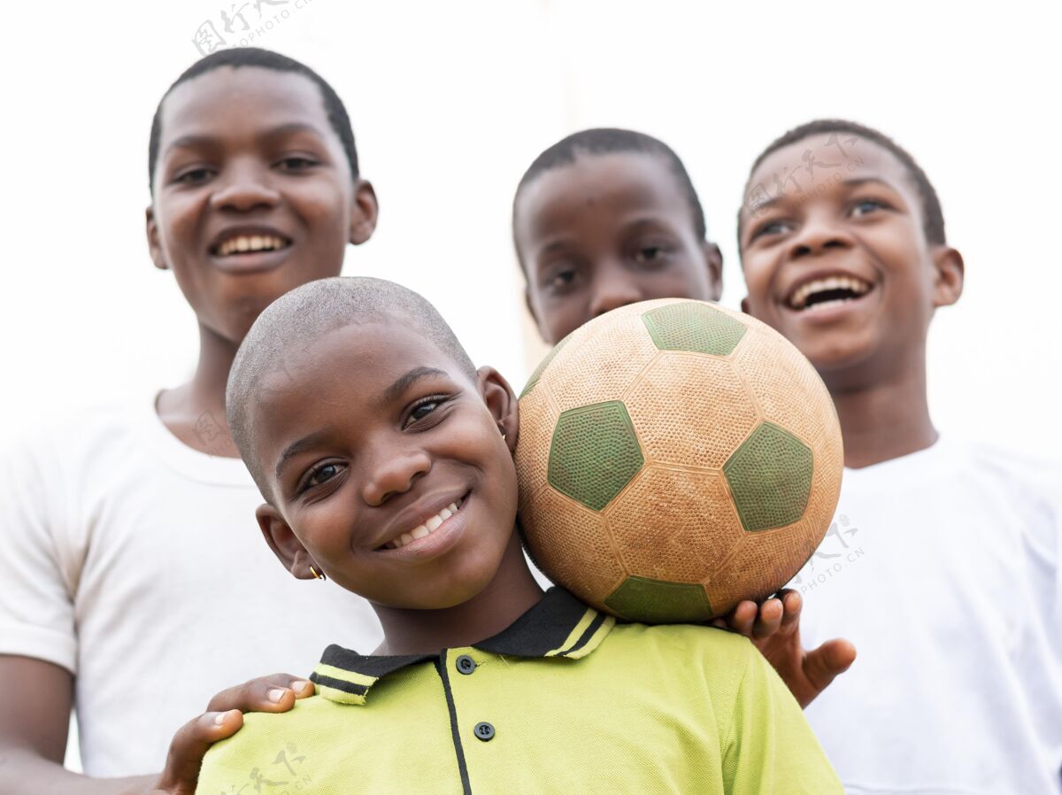 足球带着足球的非洲男孩孩子玩非洲