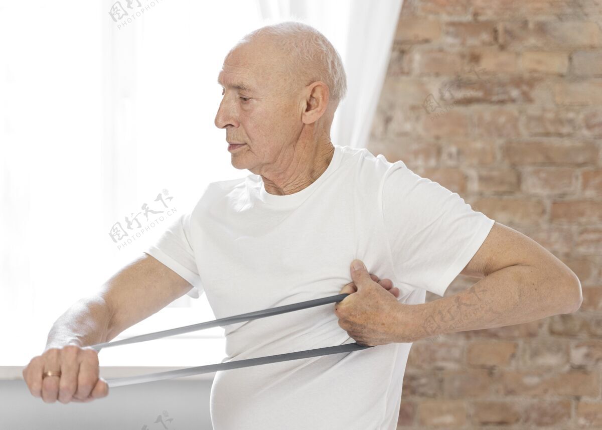 锻炼带松紧带的中枪老男人训练运动男子