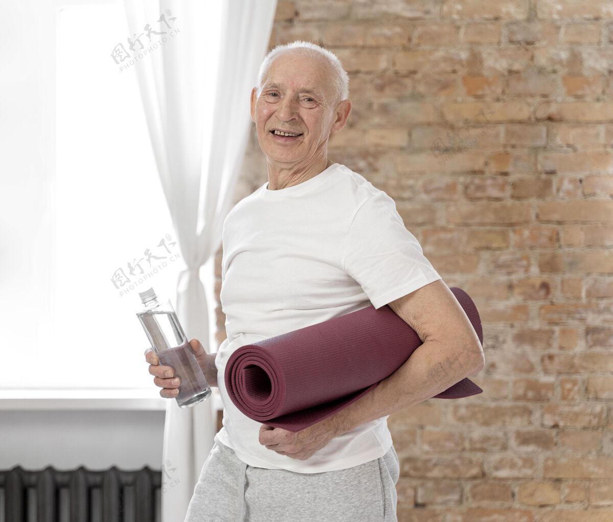 户外拿着瑜伽垫的中枪老男人锻炼活跃训练