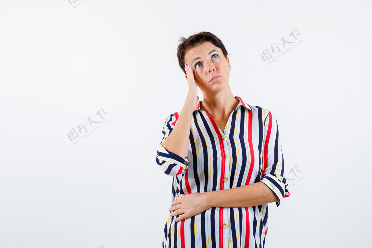 老年人成熟的女人站在思考的姿势 面颊靠在穿着条纹衬衫的帕姆身上 神情沉思成年人成熟优雅