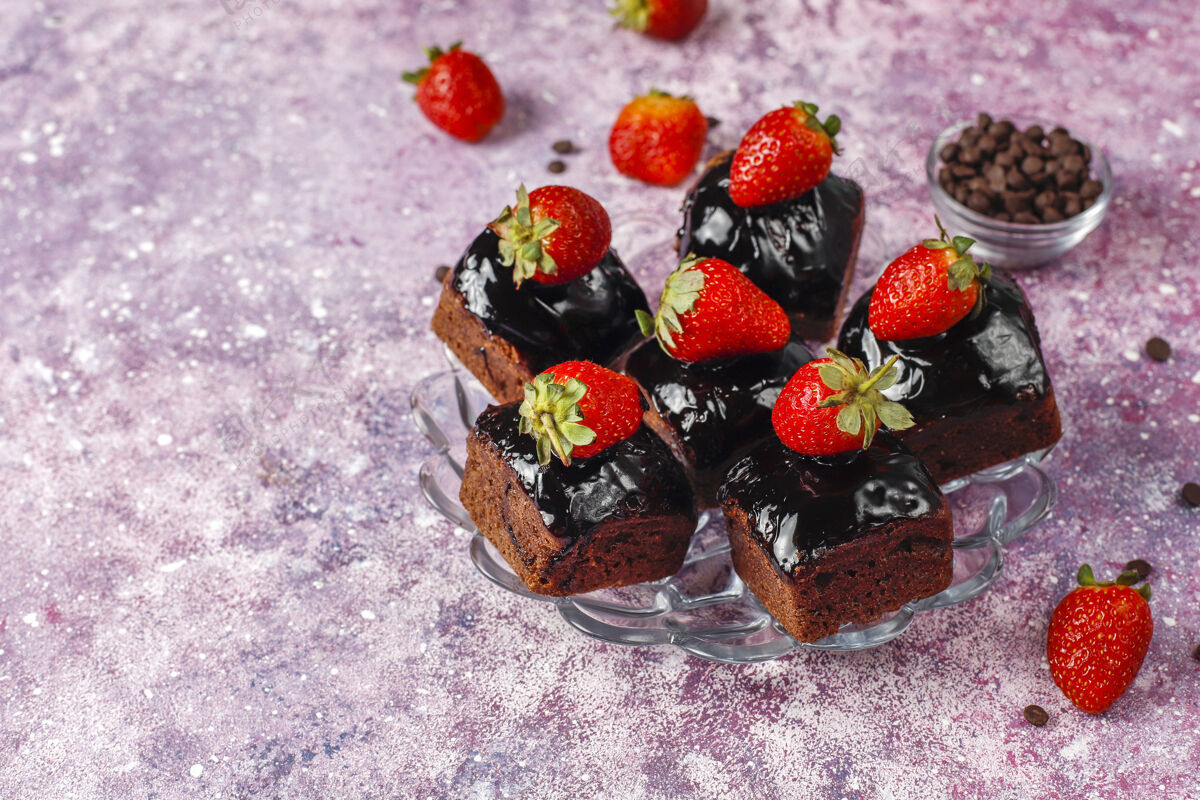 巧克力巧克力蛋糕配巧克力酱和水果 浆果烘焙沙司顶部