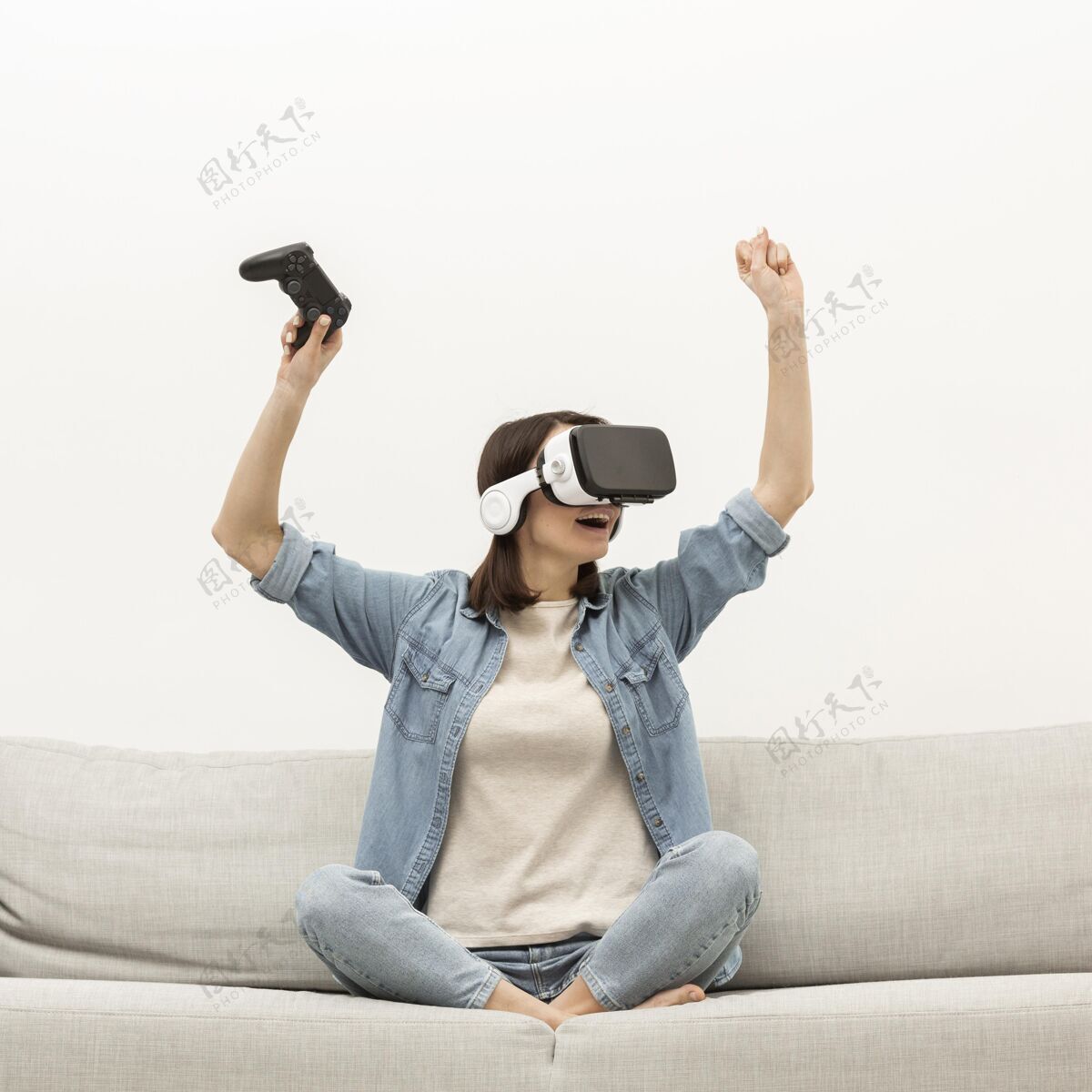 游戏戴着虚拟现实耳机的女性肖像？玩游戏杆模拟设备
