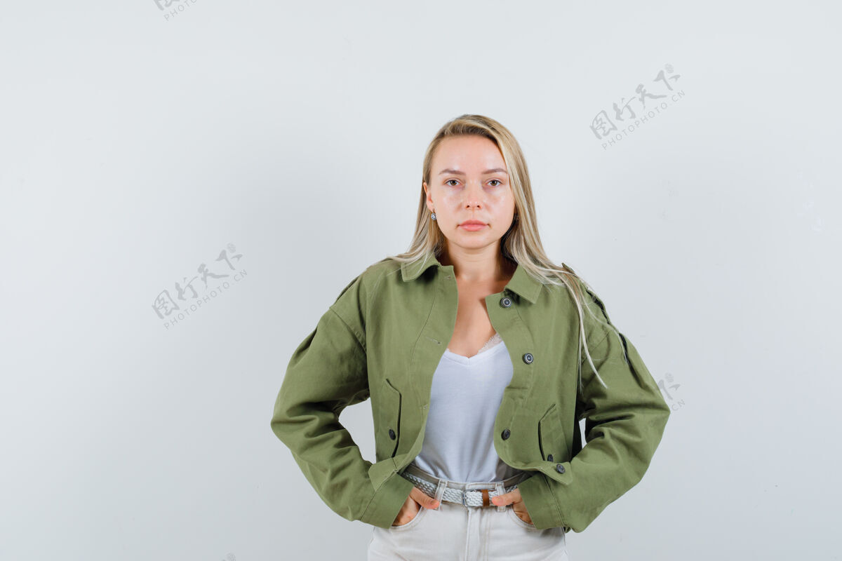 夹克年轻女性手把手放在口袋里 穿着夹克衫摆姿势 看起来很自信 正面照女性肖像健康