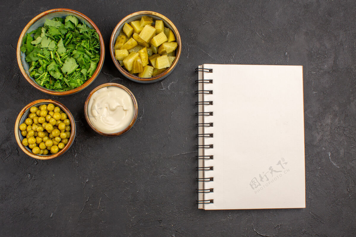 泡菜绿色和豆类的顶视图 灰色表面上有腌菜熟食沙拉笔记