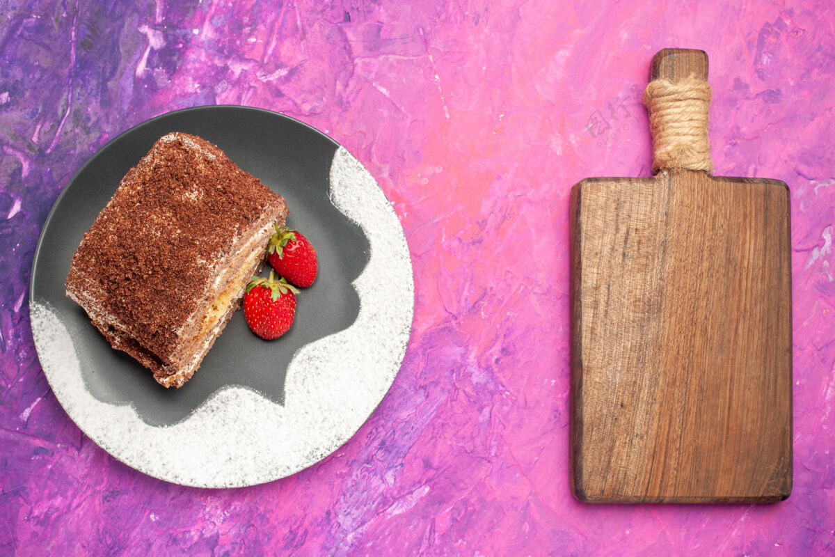 饼干浅粉色表面上有草莓的美味甜面包卷俯视图面包草莓美味