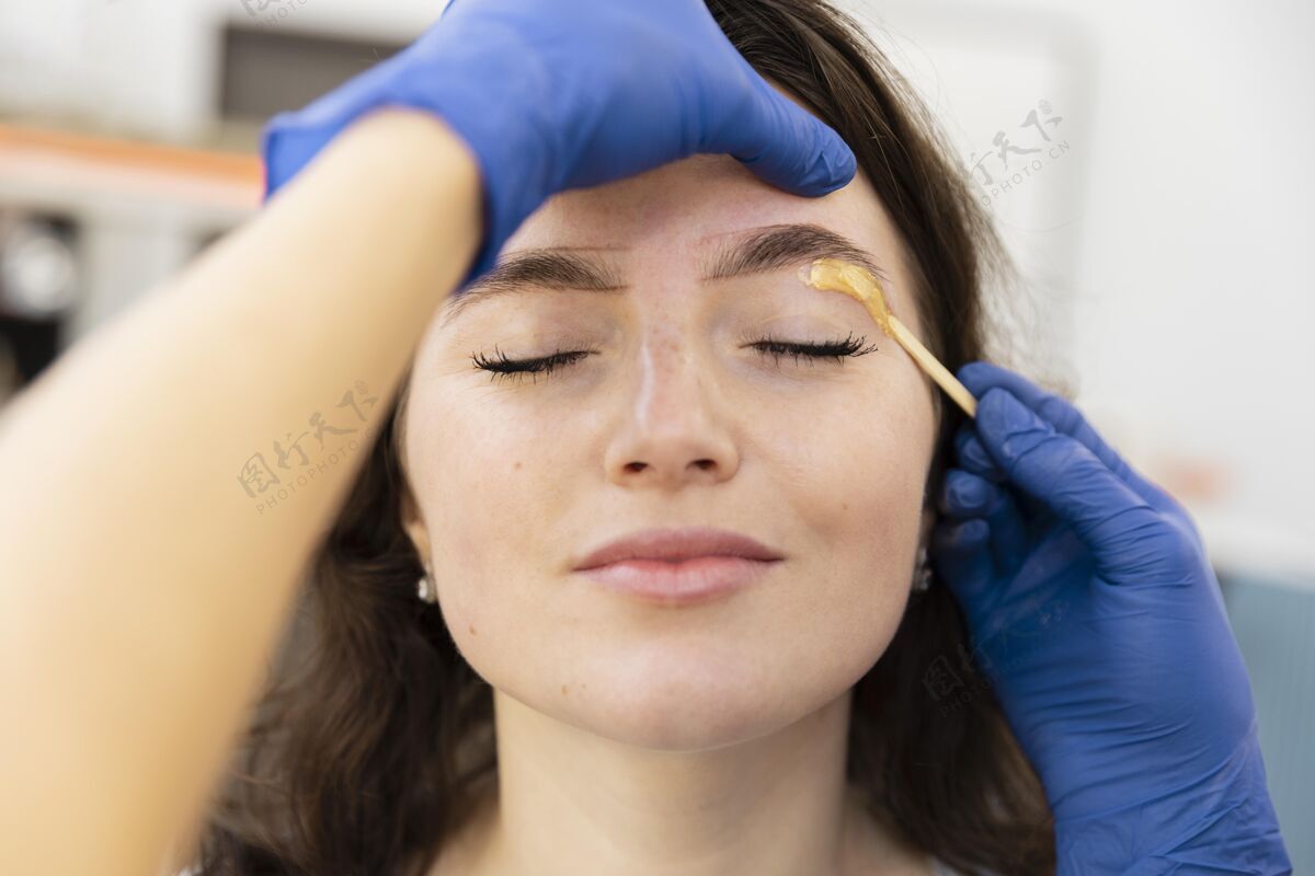 过程做眉毛护理的女人美容美容治疗