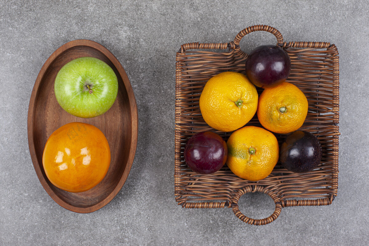 猕猴桃新鲜的各种水果放在木制的厨房板上美味橘子新鲜