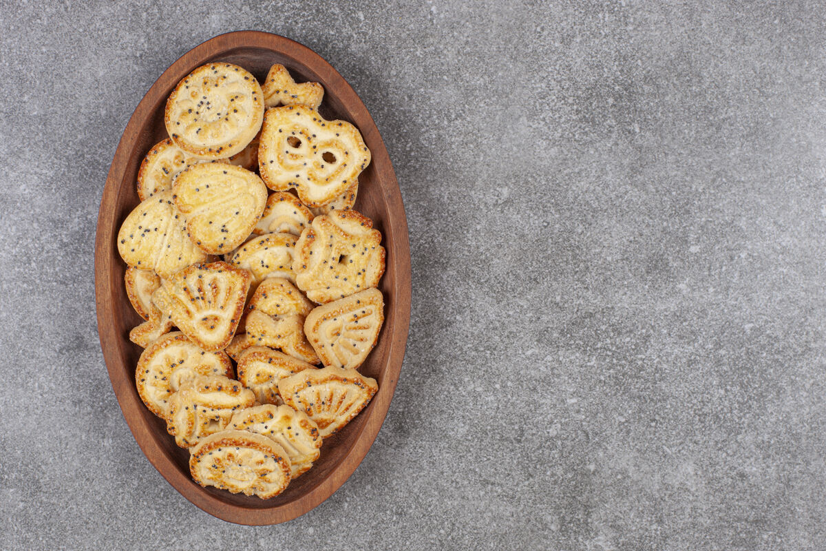 面包房各种形状的饼干放在木盘上饼干种子形状