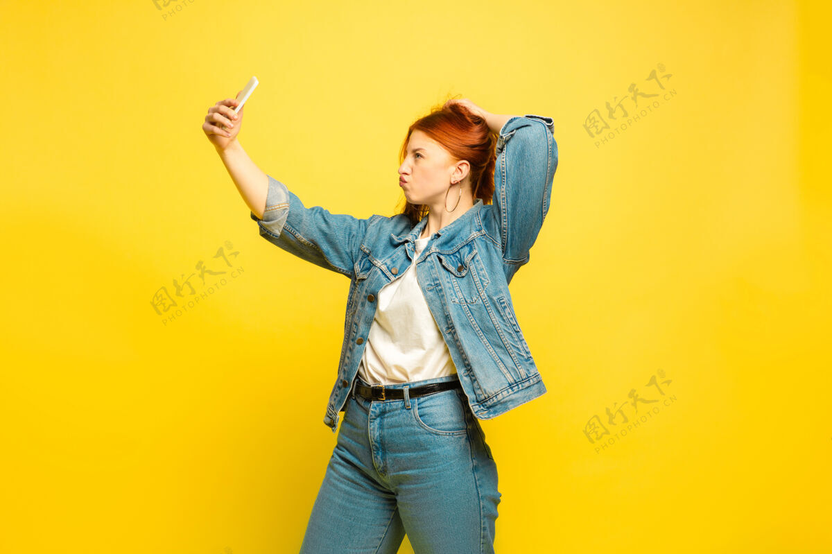公司更容易成为追随者自拍需要最少的衣服黄色背景上的白人女性肖像漂亮的女性红发模特人类情感的概念 面部表情 销售 广告衣服女性帅哥