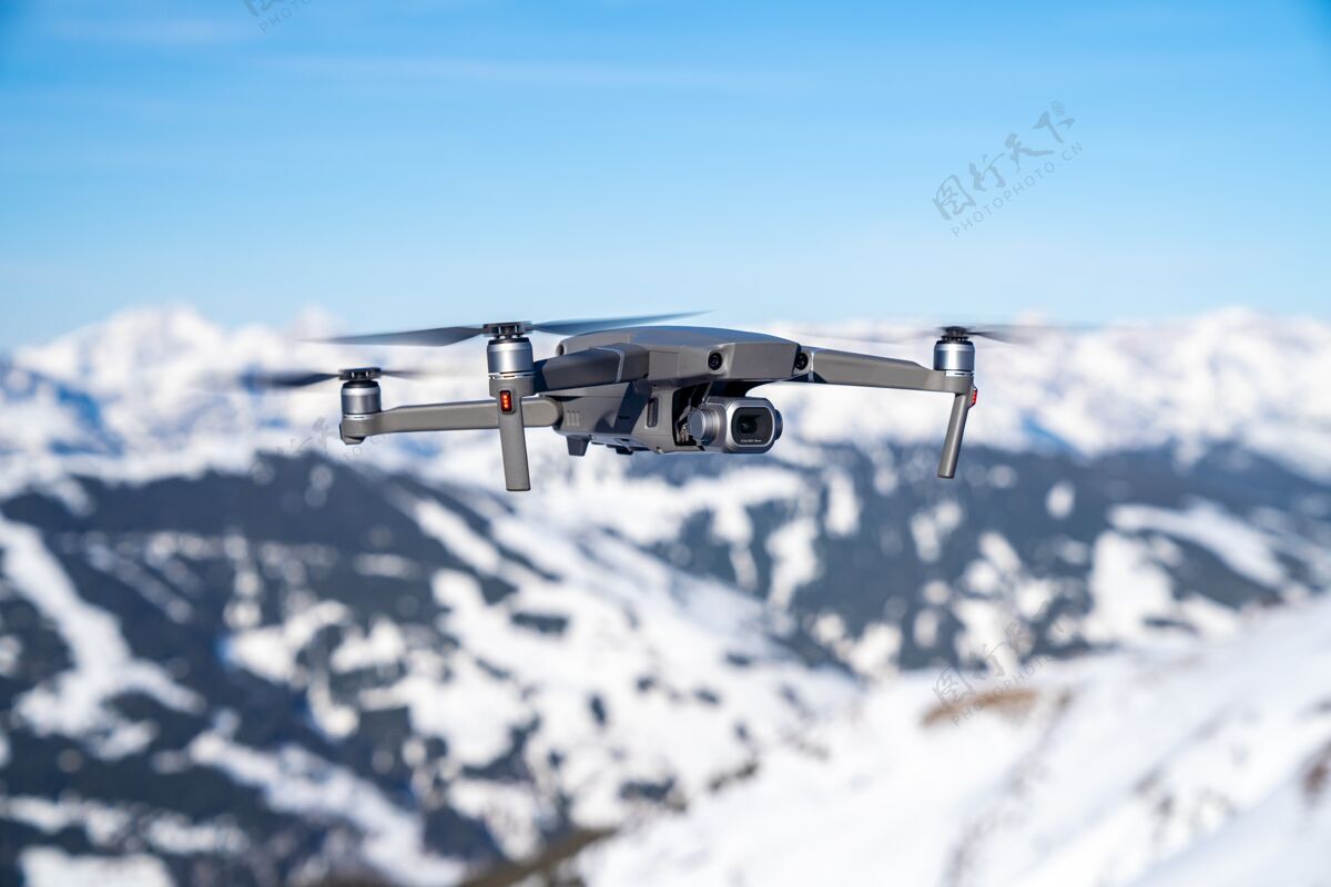车辆一架无人机在高空飞行的选择性聚焦镜头高飞机相机