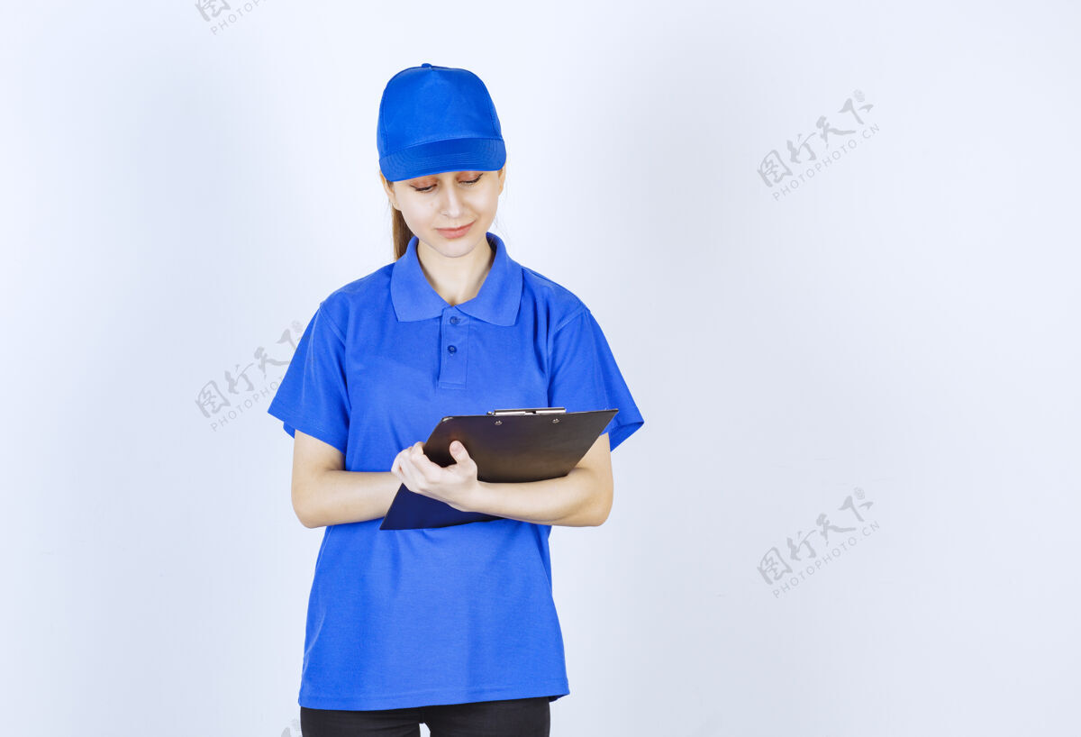 服装穿着蓝色制服拿着黑色报告夹的女孩晋升年轻人智能