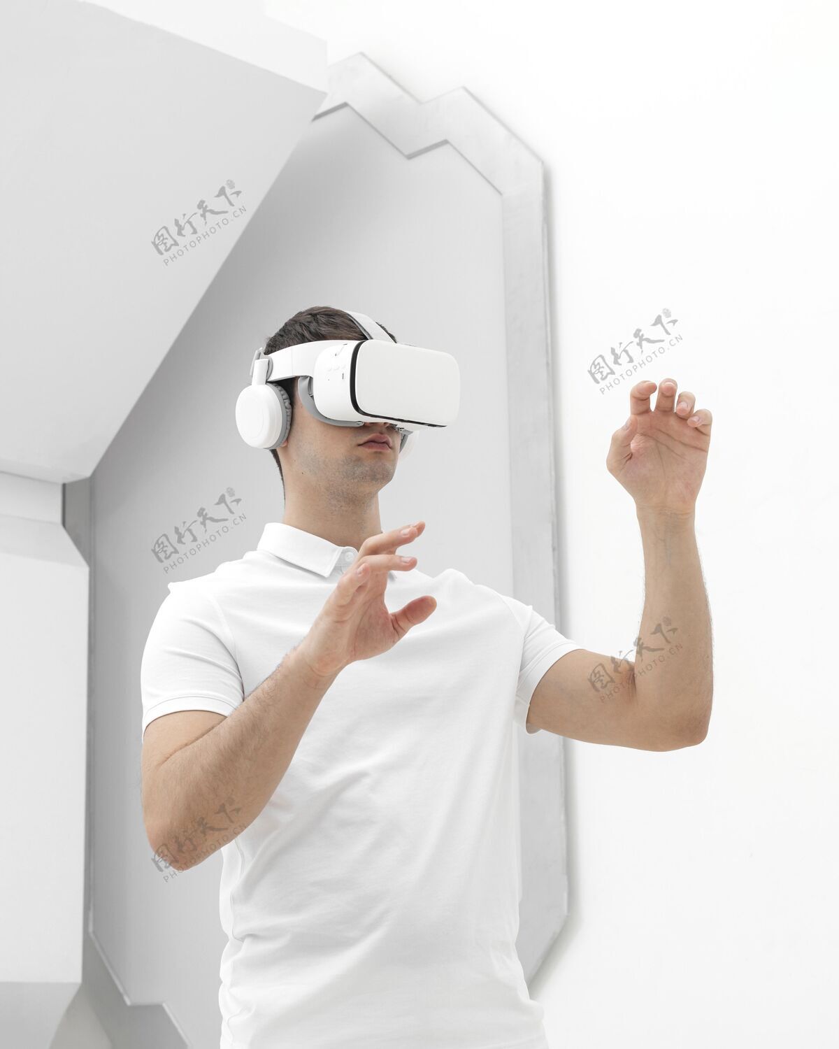 人年轻人用虚拟现实模拟器模型男性虚拟现实模拟器