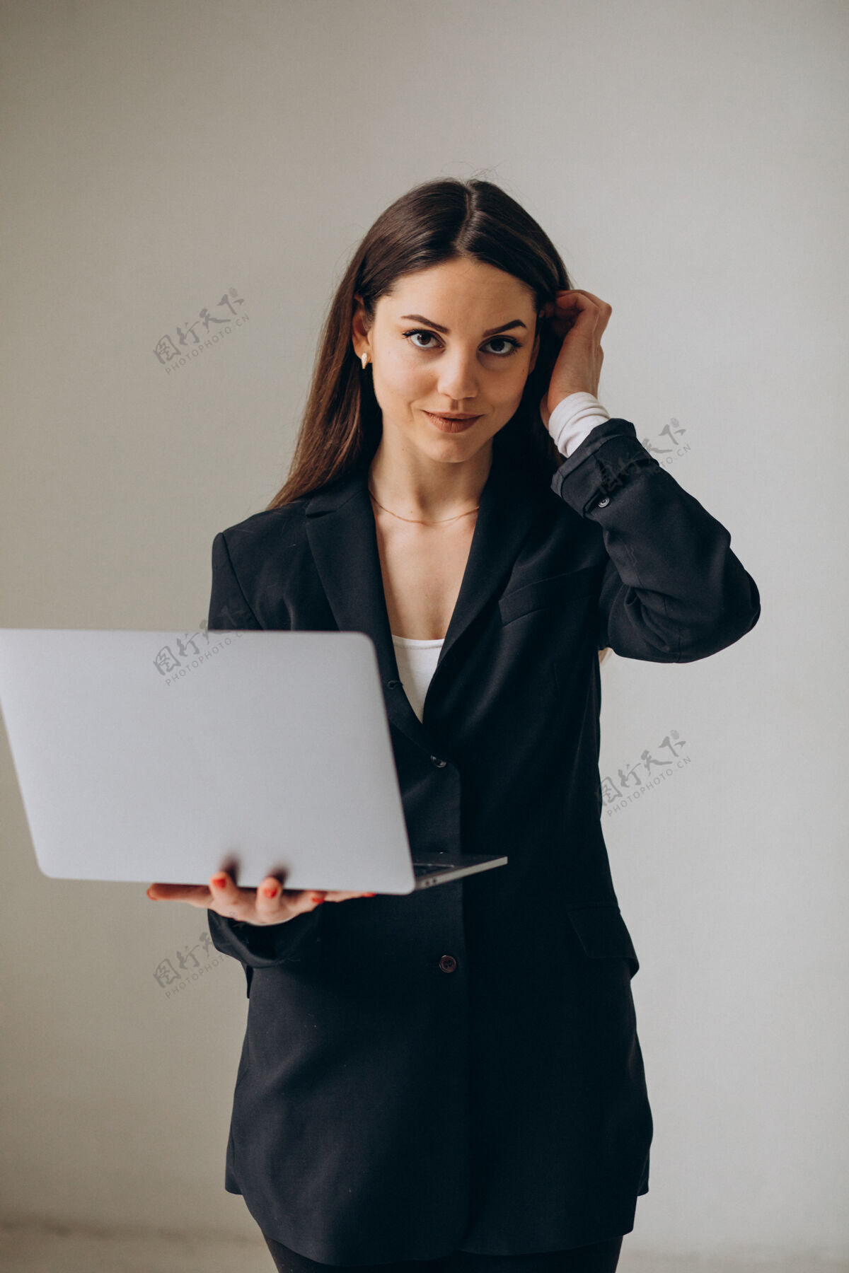 工作办公室里拿着笔记本电脑的年轻女商人快递聪明微笑