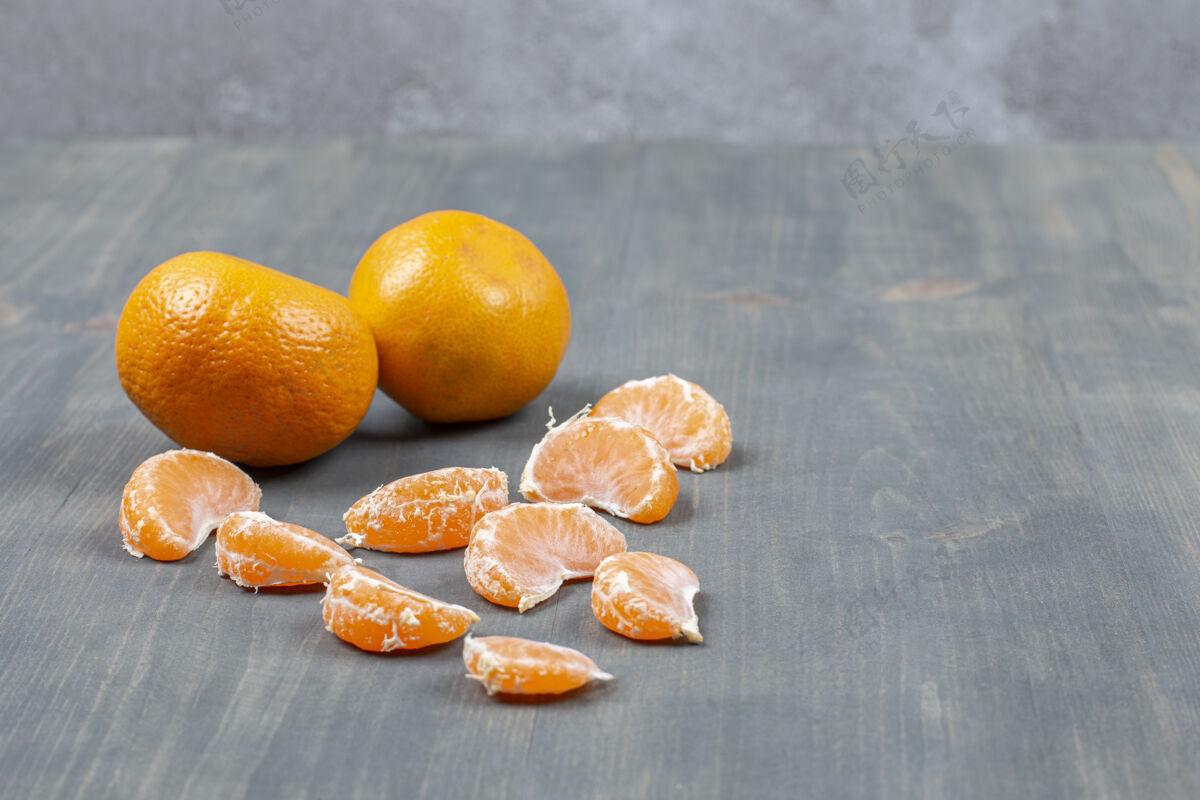 自然把美味的橘子削皮放在木桌上黄金水果营养