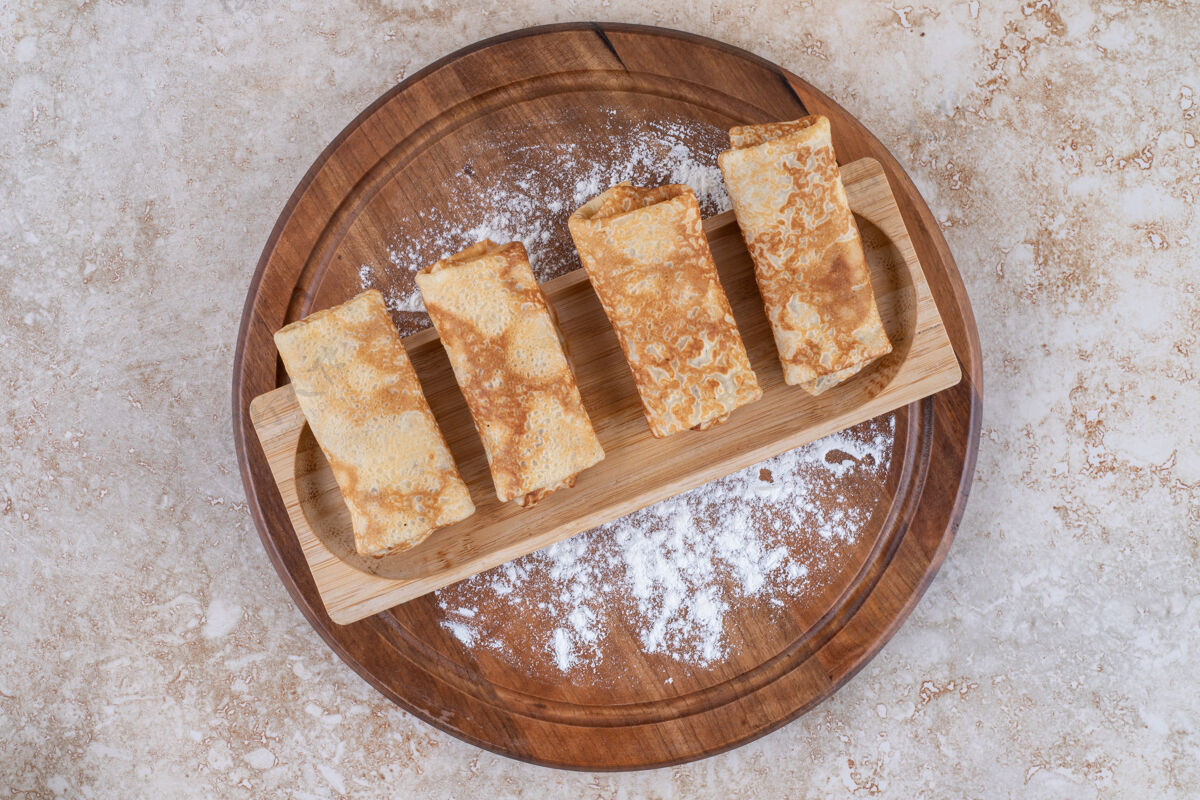 果酱一块用美味的自制薄饼做成的木板水果小吃健康